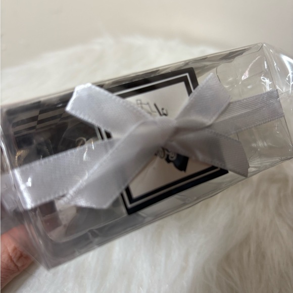 King & Queen Chess Piece Salt and Pepper Shakers - Black & White - Picture 6 of 8